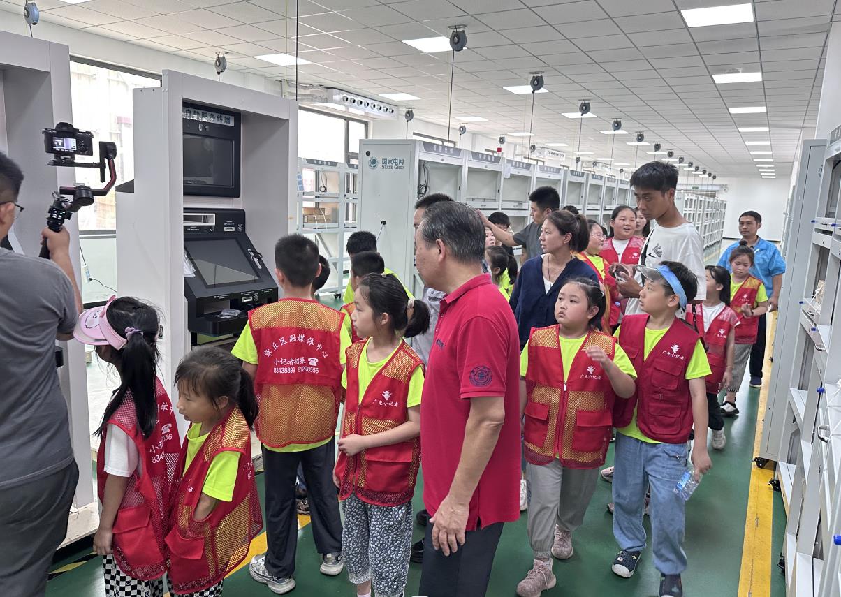 Des groupes de médias intégrés et de petits journalistes du district de Zhangqiu ont visité Jinan Ruituo Technology Co. Zhangqiu District Integrated Media and Small Reporter Groups Visited Jinan Ruituo Technology Co.