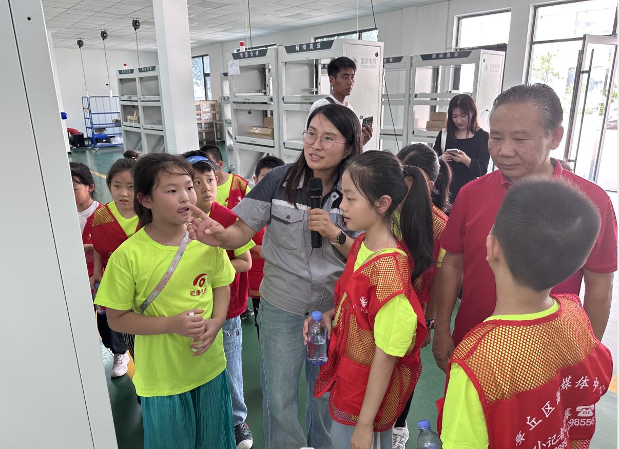 Des groupes de médias intégrés et de petits journalistes du district de Zhangqiu ont visité Jinan Ruituo Technology Co. Zhangqiu District Integrated Media and Small Reporter Groups Visited Jinan Ruituo Technology Co.