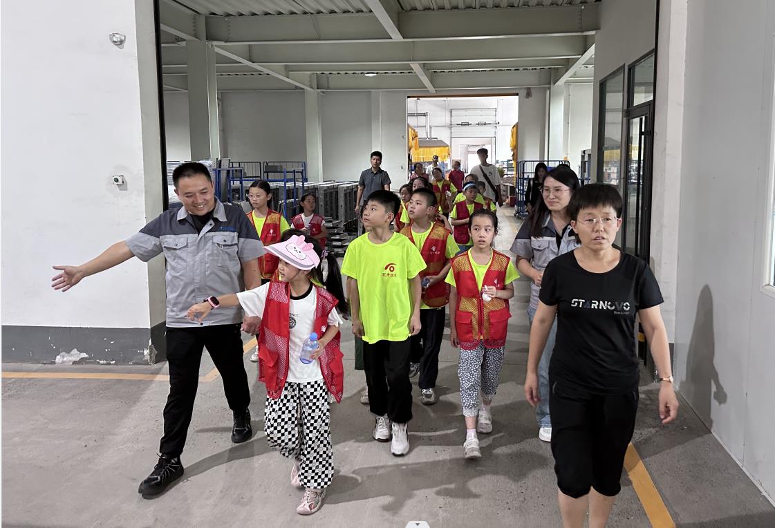 Des groupes de médias intégrés et de petits journalistes du district de Zhangqiu ont visité Jinan Ruituo Technology Co. Zhangqiu District Integrated Media and Small Reporter Groups Visited Jinan Ruituo Technology Co.