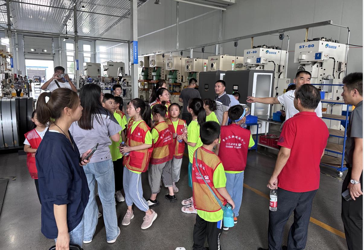 Des groupes de médias intégrés et de petits journalistes du district de Zhangqiu ont visité Jinan Ruituo Technology Co. Zhangqiu District Integrated Media and Small Reporter Groups Visited Jinan Ruituo Technology Co.