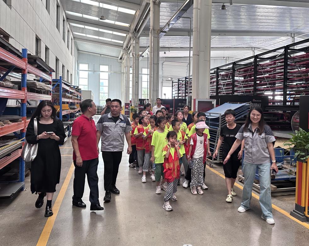 Des groupes de médias intégrés et de petits journalistes du district de Zhangqiu ont visité Jinan Ruituo Technology Co. Zhangqiu District Integrated Media and Small Reporter Groups Visited Jinan Ruituo Technology Co.