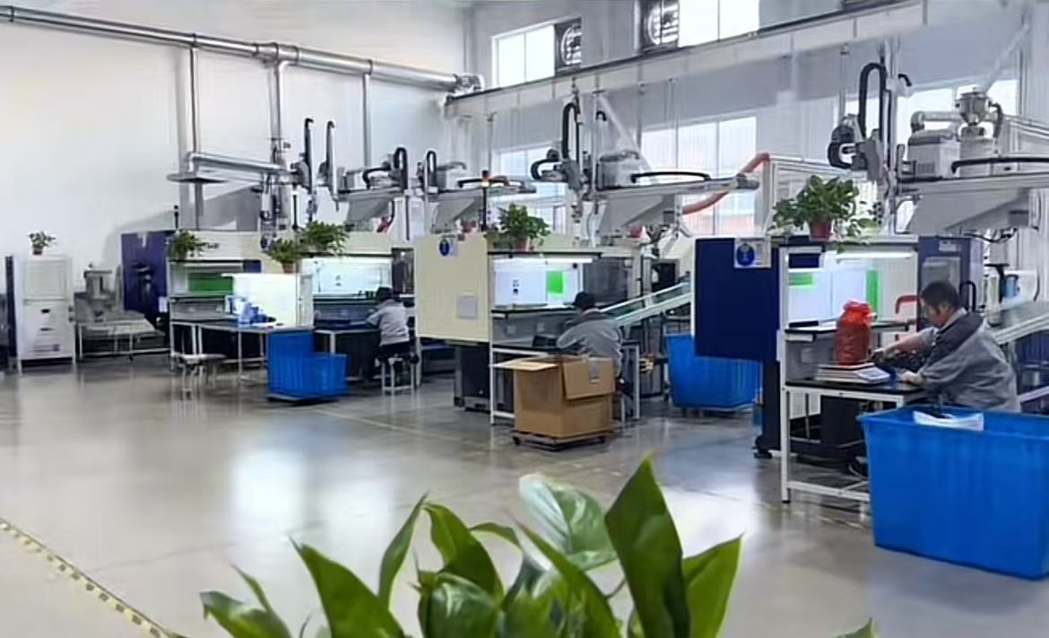 1745894677756400.jpg 注塑车间.jpg