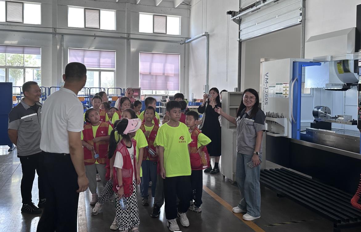 Des groupes de médias intégrés et de petits journalistes du district de Zhangqiu ont visité Jinan Ruituo Technology Co. Zhangqiu District Integrated Media and Small Reporter Groups Visited Jinan Ruituo Technology Co.