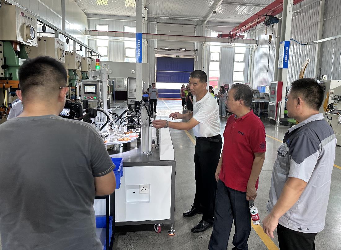 Des groupes de médias intégrés et de petits journalistes du district de Zhangqiu ont visité Jinan Ruituo Technology Co. Zhangqiu District Integrated Media and Small Reporter Groups Visited Jinan Ruituo Technology Co.