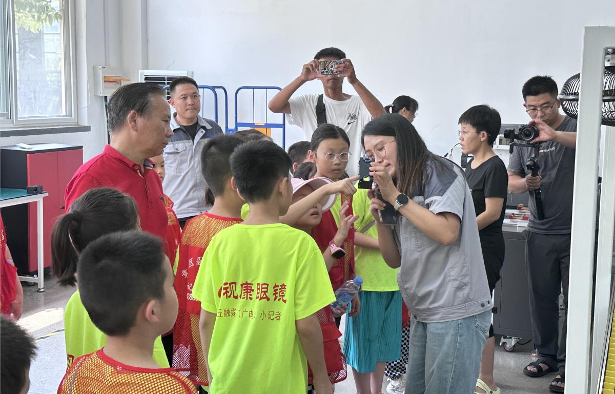 Des groupes de médias intégrés et de petits journalistes du district de Zhangqiu ont visité Jinan Ruituo Technology Co. Zhangqiu District Integrated Media and Small Reporter Groups Visited Jinan Ruituo Technology Co.