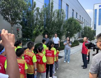 Grupos de pequeños reporteros y medios integrados del distrito de Zhangqiu visitaron Jinan Ruituo Technology Co.